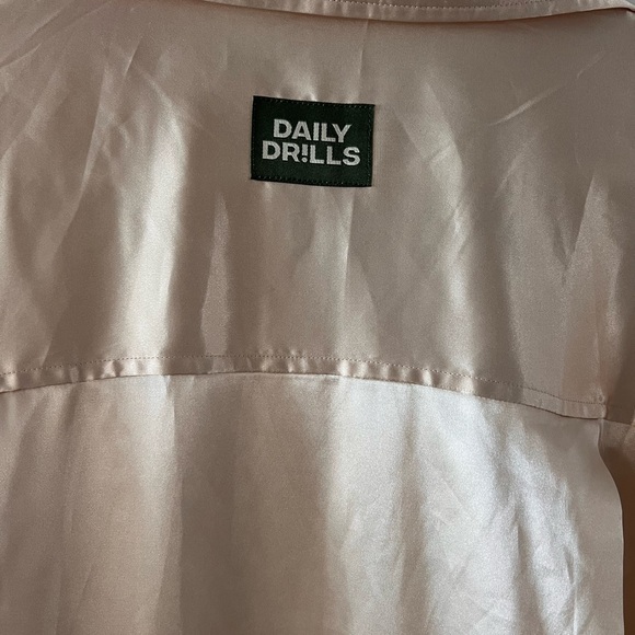 Daily Drills Silky Top!!! No stains - Picture 5 of 5